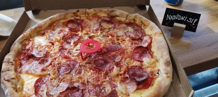 Amici Pizza & Burgers rozdával v Praze pizzu zdarma!